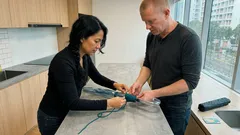 Five minutes and your umbrella is easy to spot: Try a simple yarn handle wrap